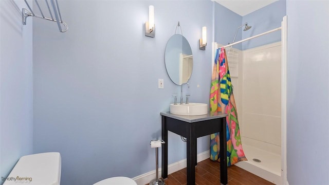 bathroom featuring a shower with curtain, vanity, and toilet