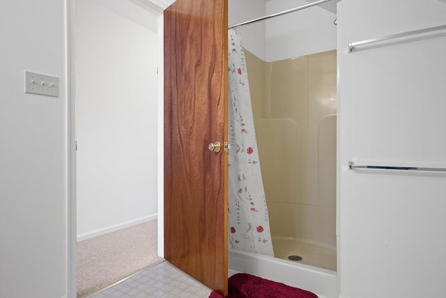 bathroom featuring a shower with shower curtain