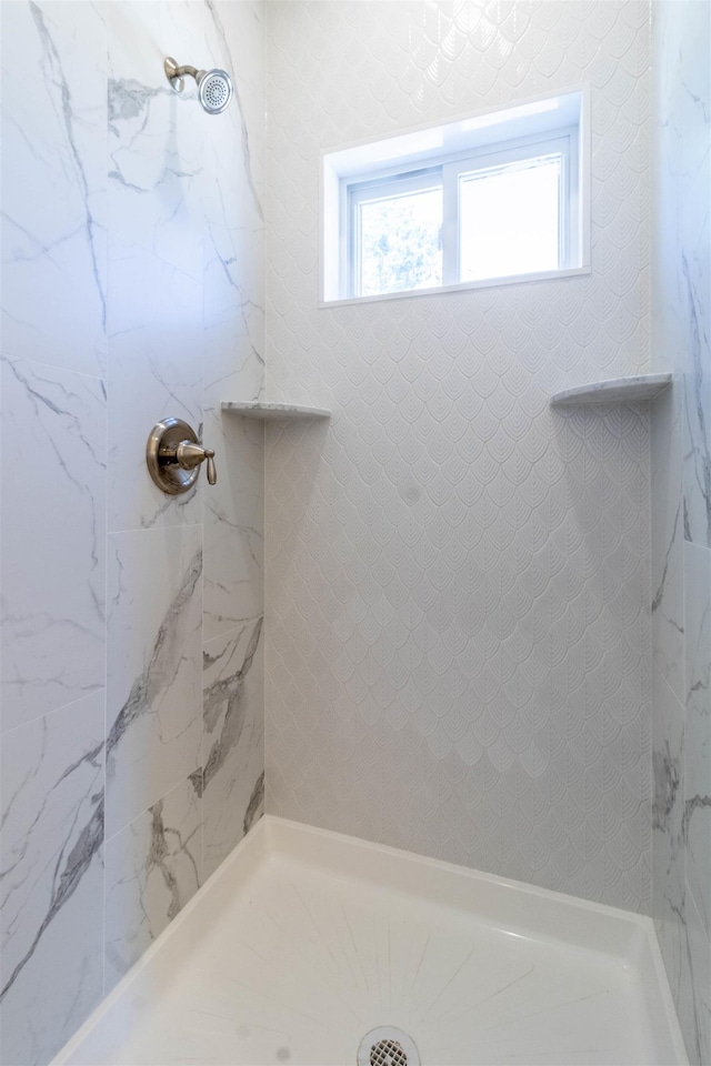 bathroom featuring a tile shower