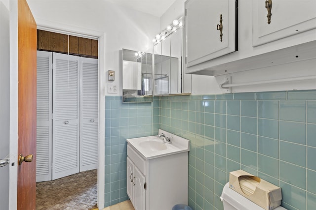 112 Oakdale Ave, Villas, NJ 08251 - bathroom featuring a closet, vanity, and tile walls