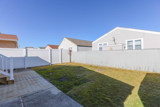 view of yard featuring a patio