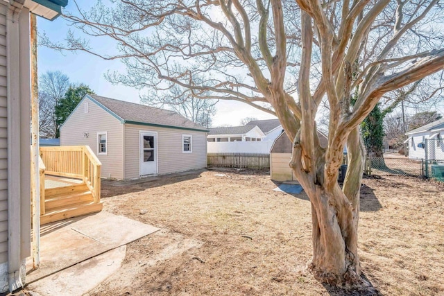 view of yard featuring an outdoor structure