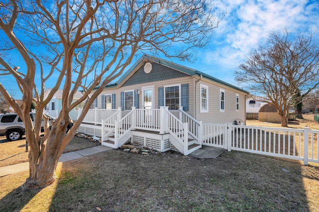 view of front of property featuring a front yard