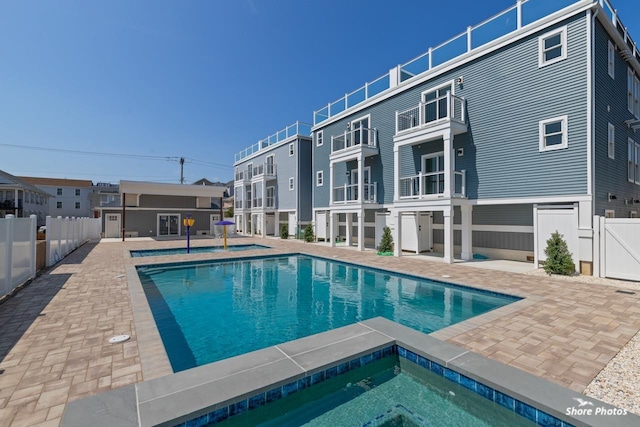 view of pool featuring an in ground hot tub