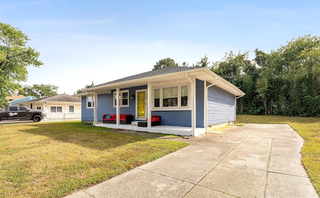 single story home featuring a porch and a front lawn