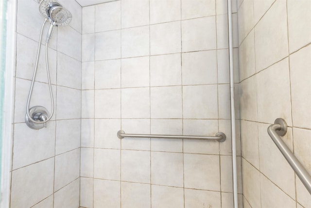 full bathroom featuring a tile shower