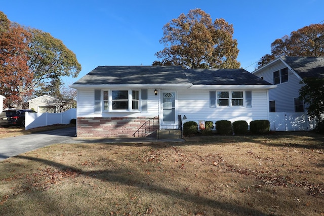 view of front of property featuring a front lawn