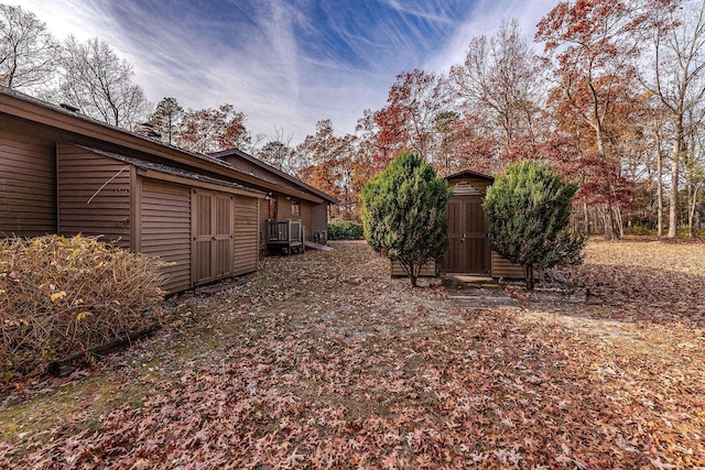 view of yard featuring an outdoor structure and a storage shed