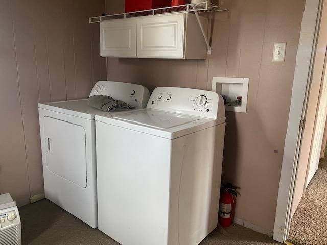 laundry room featuring dark colored carpet, cabinets, and independent washer and dryer