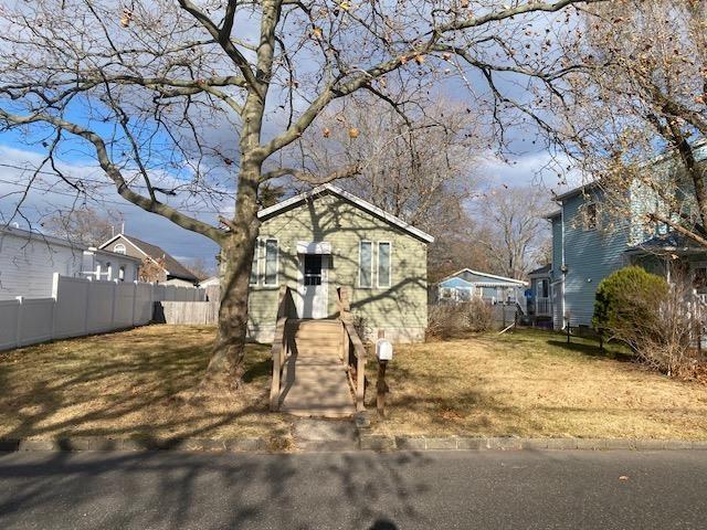 view of front of property with a front yard