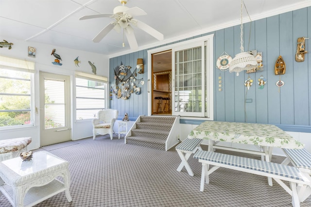 sunroom with ceiling fan