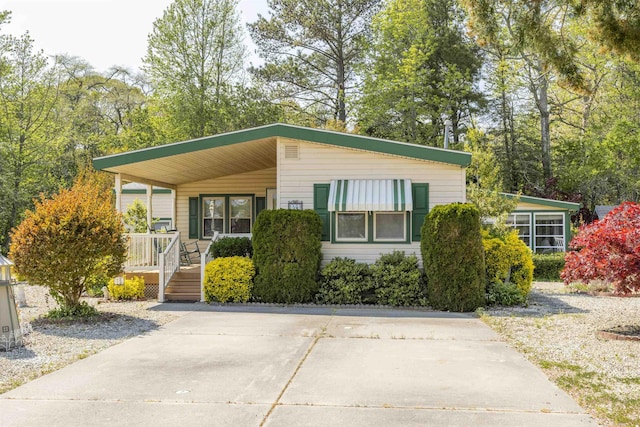 view of front facade featuring covered porch and concrete driveway