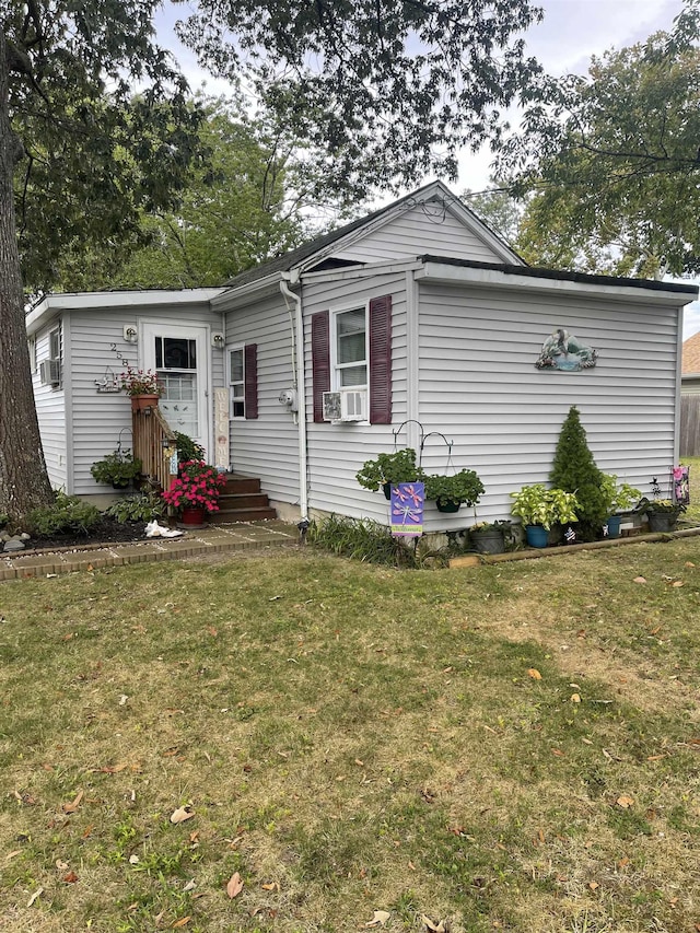 view of front of house with a front lawn