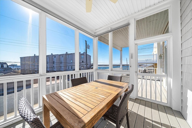 sunroom featuring ceiling fan