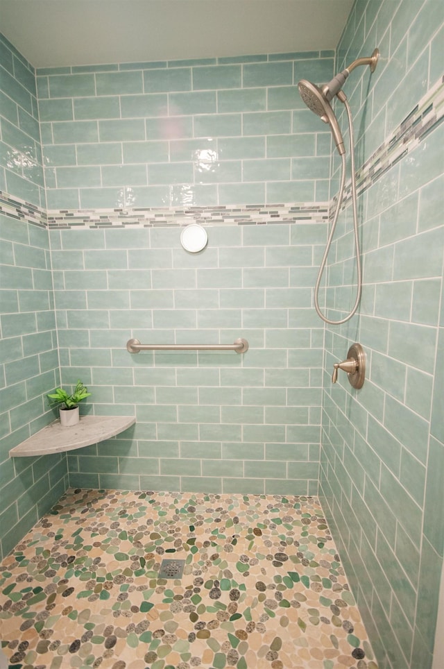 full bathroom featuring tiled shower