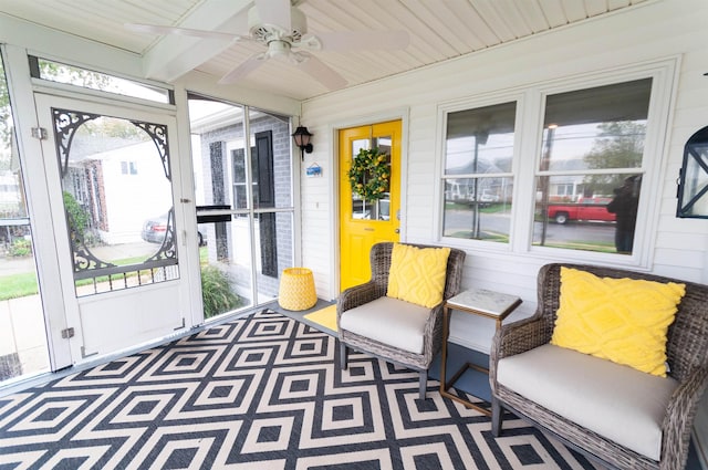 sunroom with ceiling fan