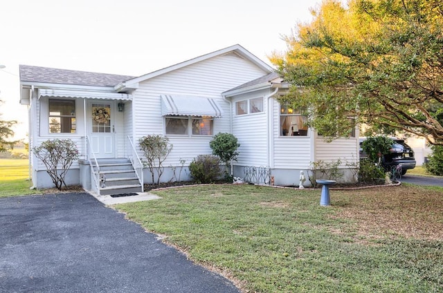 view of front of home featuring a front lawn