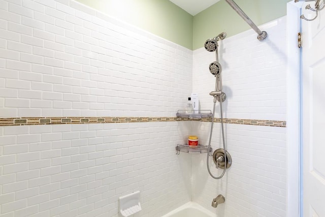 bathroom featuring tiled shower / bath