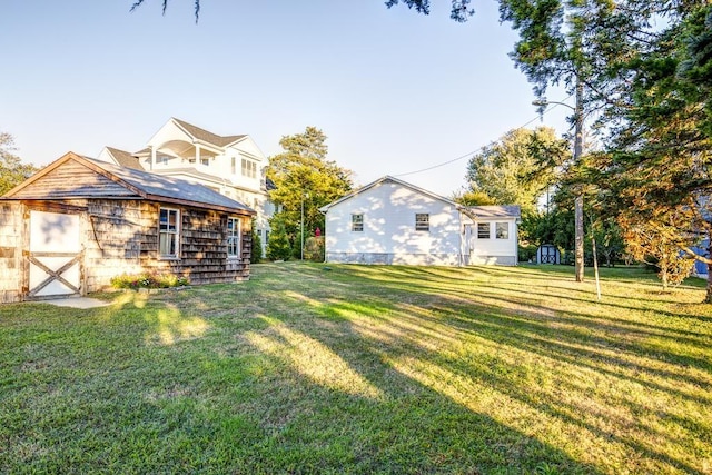 view of yard featuring a storage shed