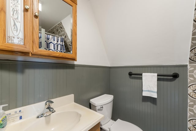 123 Broadway, Villas, NJ 08251 - full bath with wainscoting, toilet, vanity, and a shower with shower curtain