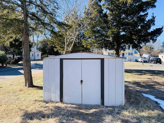 view of outdoor structure featuring a yard