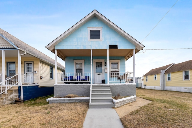 view of front facade featuring a front yard and covered porch