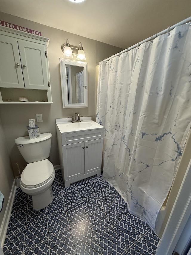 full bath with baseboards, toilet, a shower with shower curtain, and vanity