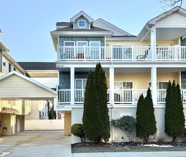 view of front of property featuring a balcony