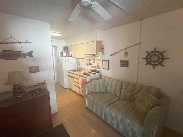 living area featuring light wood-type flooring and ceiling fan