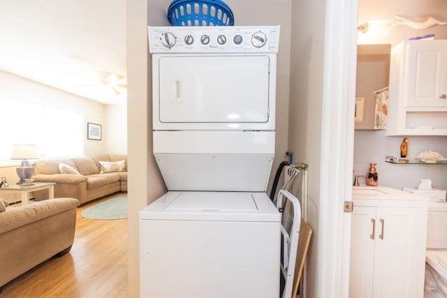 213 Hollywood Ave, Villas, NJ 08251 - laundry area featuring stacked washer and clothes dryer, light wood finished floors, and ceiling fan