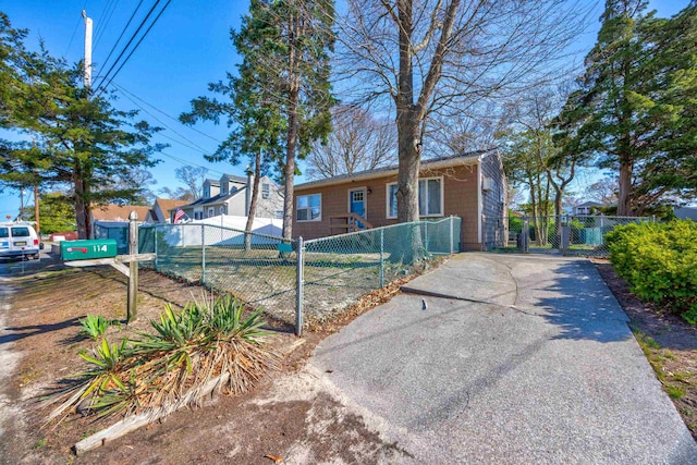 view of front of property featuring fence private yard