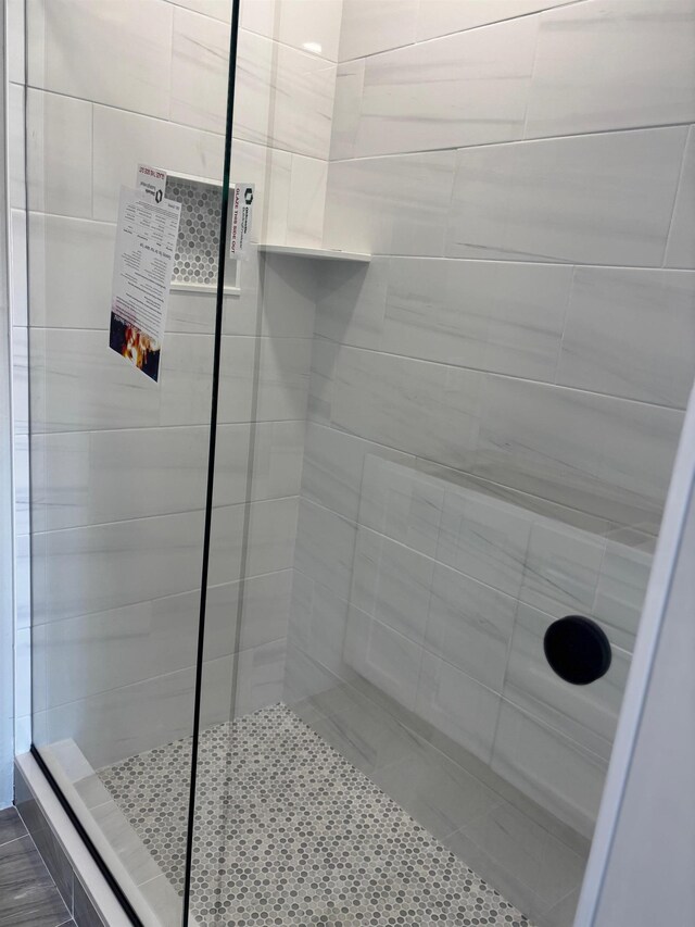 bathroom featuring tiled shower