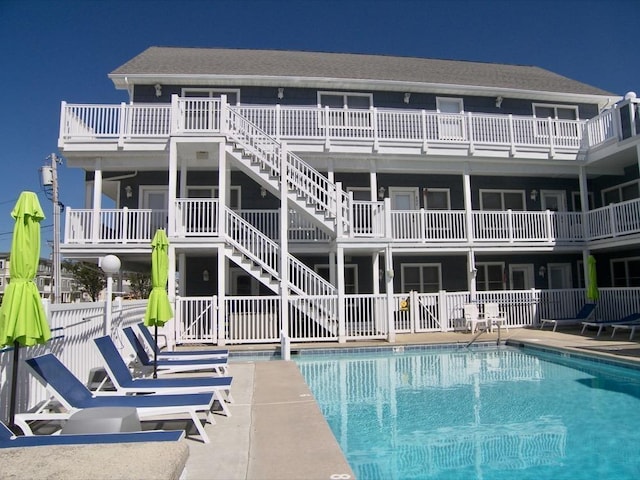 view of swimming pool