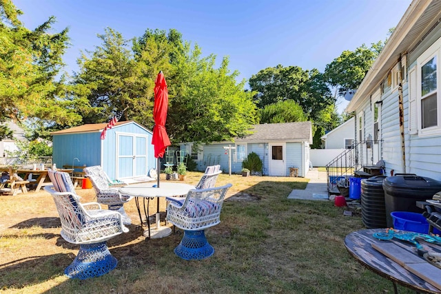 view of yard featuring a shed