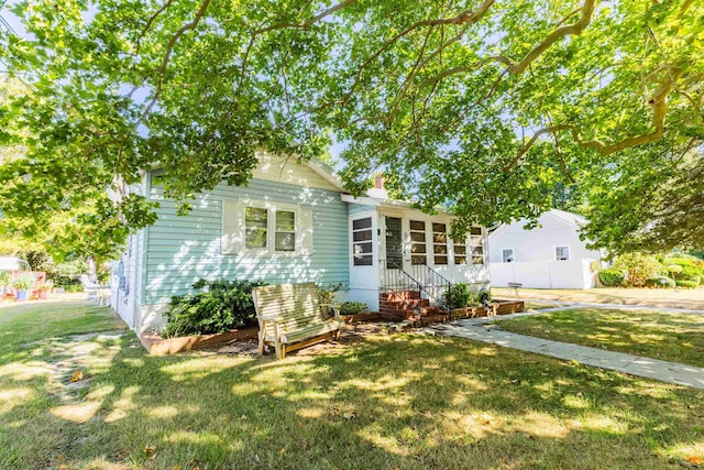 view of front of property featuring a front lawn