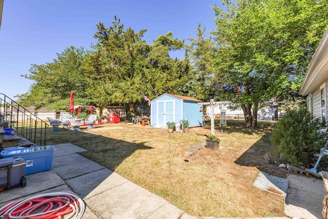 view of yard featuring a storage shed