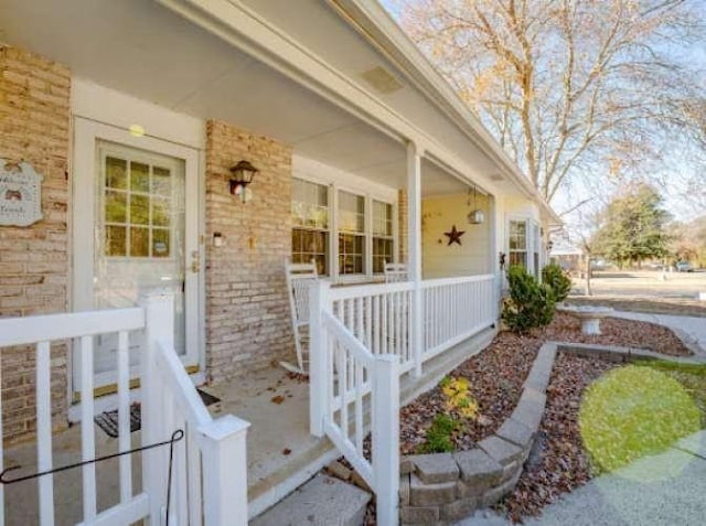 entrance to property featuring a porch