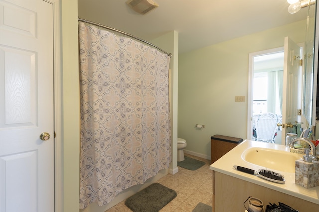 full bath featuring vanity, baseboards, visible vents, curtained shower, and toilet