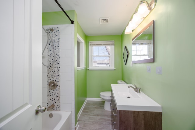 full bath featuring shower / bath combination, visible vents, toilet, vanity, and baseboards