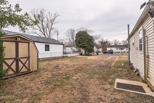 view of yard featuring a shed