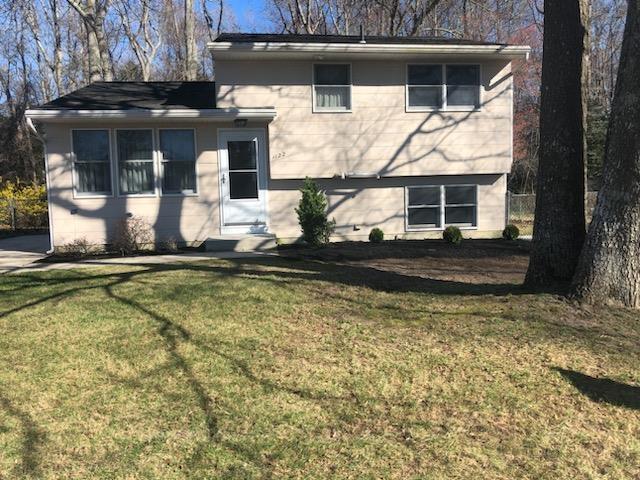 tri-level home featuring a front lawn