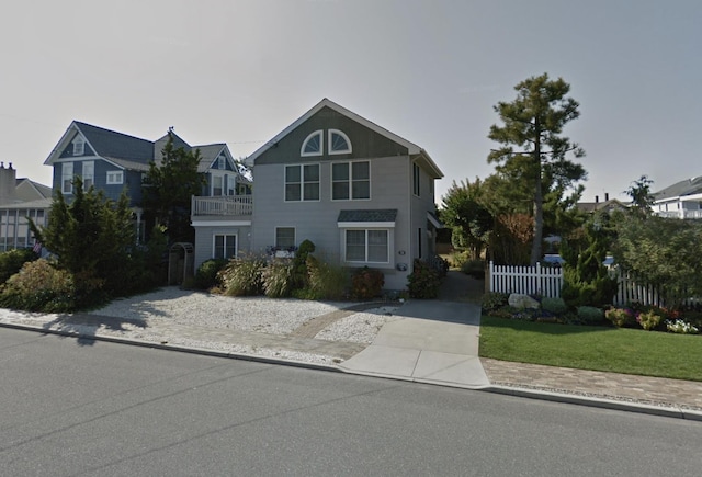 traditional home featuring fence and driveway