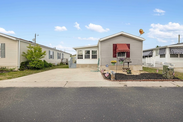 manufactured / mobile home featuring driveway