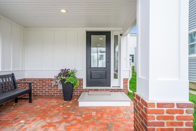 property entrance with covered porch