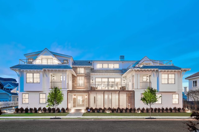 view of front of property featuring a balcony