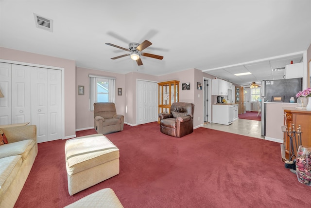 carpeted living room featuring ceiling fan