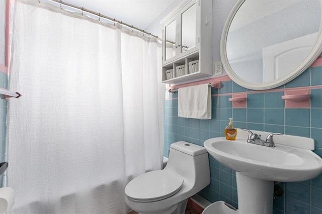 301 E Lavender Rd Unit 2, Wildwood, NJ 08260 - bathroom featuring tile walls and shower / bath combination with curtain