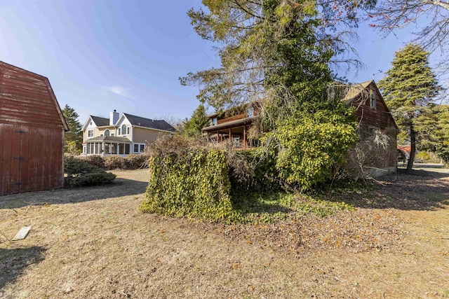 view of yard featuring an outdoor structure