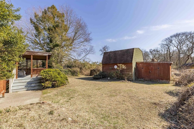 view of yard featuring an outbuilding and a storage shed