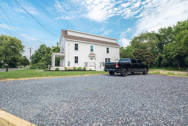 view of front of house featuring a front yard